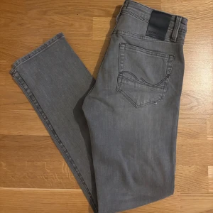 Jack And Jones - Hej 👋| Säljer ett par snygga jeans från Jack and Jones i modellen Slim Glenn | Jeansen är i ett väldigt bra skick och är i storleken 31x32 | Skriv vid intresse 🤝