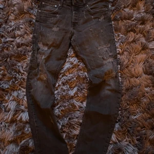 Svarta jeans - Säljer ett par svarta jeans från Jack&Jones med snygga slitningar. Dem har en slim passform och passar nästan till allt. Storlek är L32 W29📏