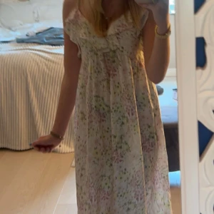 Blommig långklänning hm - Superfin somrig långklänning från hm, helt slutsåld! Nästan aldrig använd💕💕