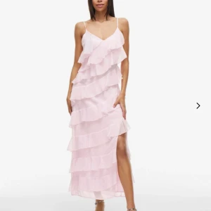 Ljusrosa volangklänning med slits - Intressekoll på rosa volangklänning från vila med prislappen kvar! Perfekt till bal eller skolavslutning💕💕