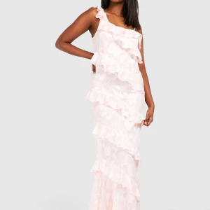 Ljusrosa långklänning med volanger - Säljer en ljusrosa långklänning med volanger. Superfin till exempelvis bal, midsommar eller student! Endast använd en gång🫶🏼 storlek 38!