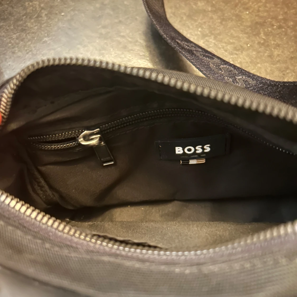 Svart axelväska från BOSS - 4