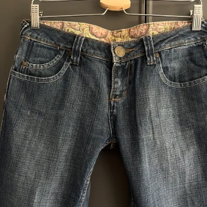 Lågmidjade jeans - Snygga mörkblå jeans med låg midja och bootcut passform. Säljer då de tyvärr inte passar mig. Midjemått rakt över är 41cm. Hör av dig vid frågor.🥳