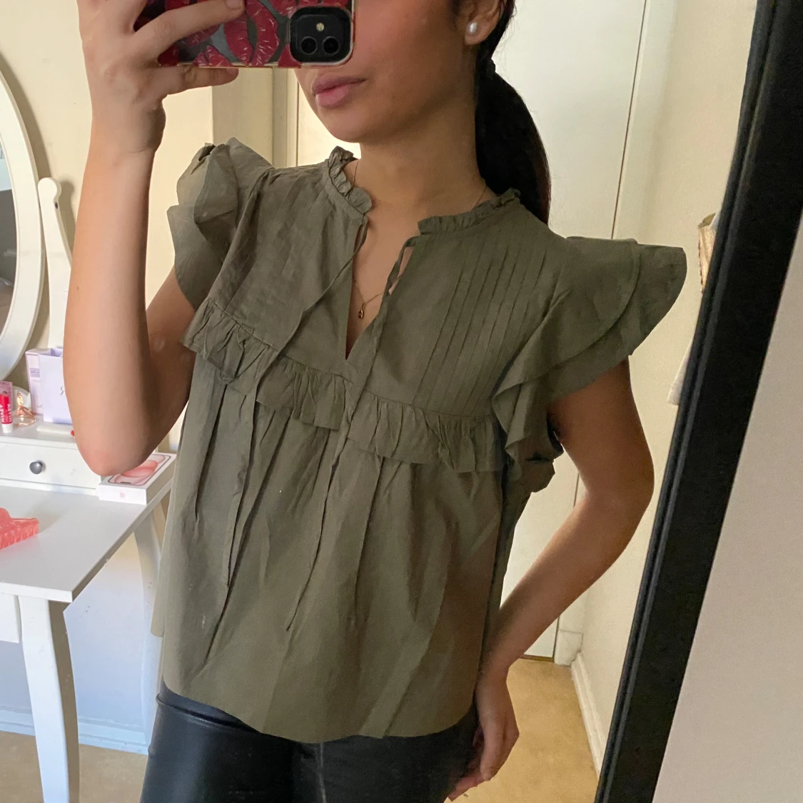 Olivgrön blus med volangdetaljer - 3