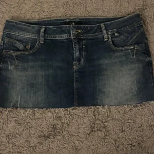 Lågmidjad jeanskjol från LTB - Mörkblå lågmidjad jeanskjol från LTB, perfekt inför sommaren!🌸💕