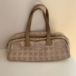 Chanel väska - Vintage Chanel väska från 2003 i fint skick. Ingår äkthetsintyg. 30 x 15 x 12 cm. Pris kan diskuteras.🎀