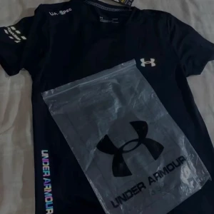 Svart t-shirt från Under Armour - Svart t-shirt från Under Armour