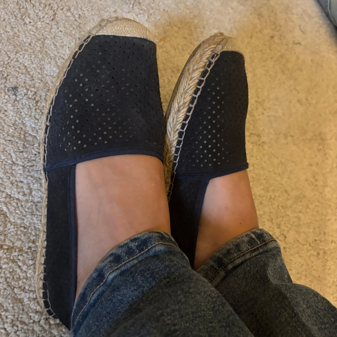 Mörkblå espadrillos med perforerat mönster - 1