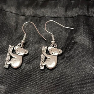 Koalor örhängen silver imitation  - Söta örhängen som ser ut som koalor 🐨 Ca 1,5 x 1 cm.