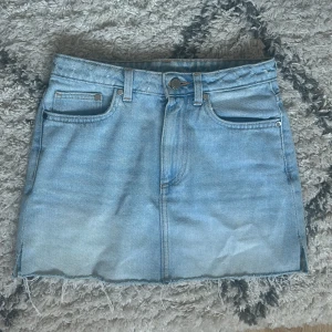 Ljusblå jeanskjol från Hm - En jätte söt ljusblå jeanskjol från H&M k storlek 34/Xs. Köpt på vinted och säljer för den är för liten. 