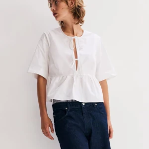 Vit blus  - Superfin topp från H&M som är i nyskick, använd en gång, nypris 200kr, skriv för mer bilder och priset kan diskuteras 😊