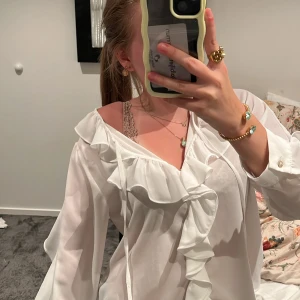 vit blus från zara🌸 - Säljer därav att tröjan inte kommer till användning, använd några gånger💖💖💖💖