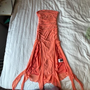  korall klänning från  - Säljer en långklänning i korallrosa från shein Klänningen har en tunn och lätt polyester, perfekt för sommarens varma dagar. Inte använt det. Inte min stil och fick det som present från kompis. 