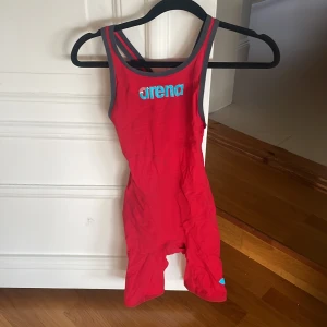 Röd baddräkt Arena Powerskin - Tävlingsbaddräkt från Arena, bra skick den ända defekten är att limmet lossnat på benet så jag fick limma igen själv, funkar precis som innan ändå💞💞🫰🏼(pris kan diskuteras)