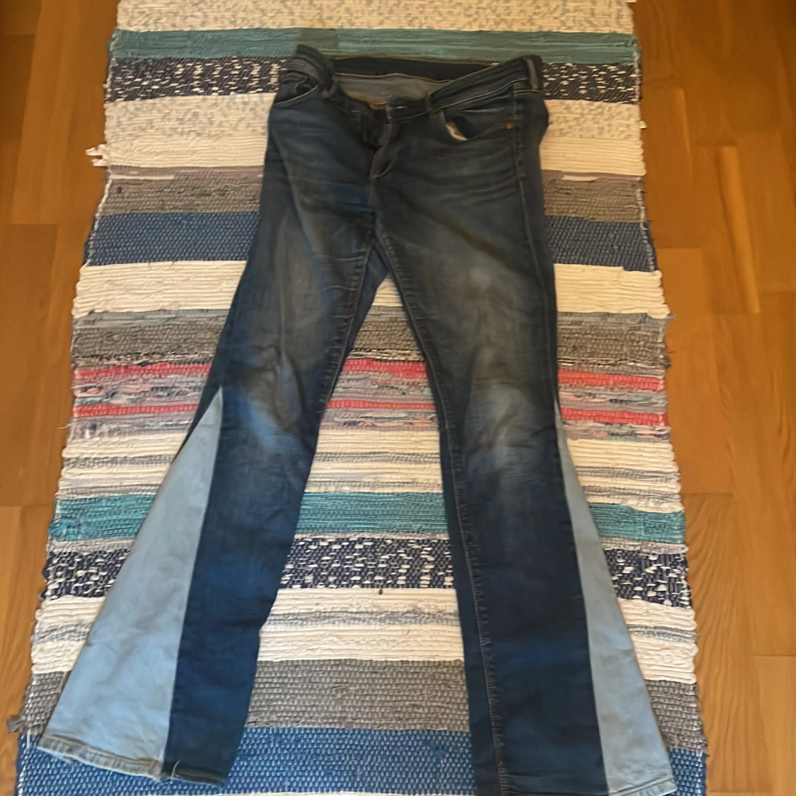 Blå bootcut jeans med ljusa paneler