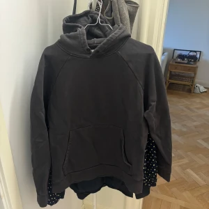 A days march hoodie  - Sparsamt använd hoodie från a days march. Storlek M. OBS, snörerna kring huvan borta. Annars komplett och fin. Färgen är lite brun/grå