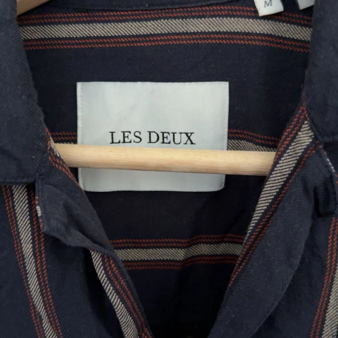 Mörkblå randig skjorta från Les Deux - 1