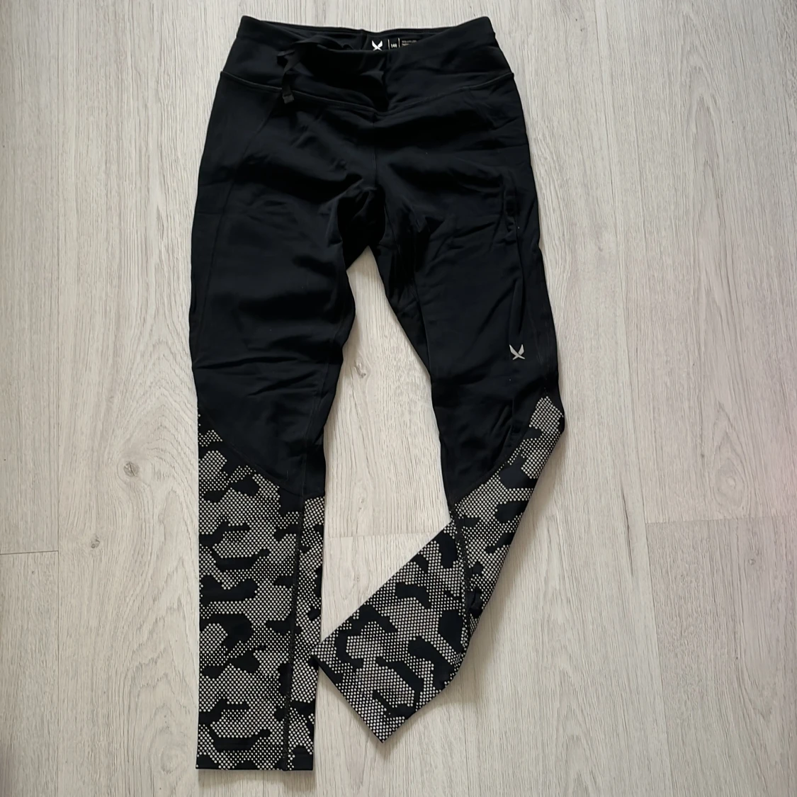 Två par svarta träningstights från SOC med mönster