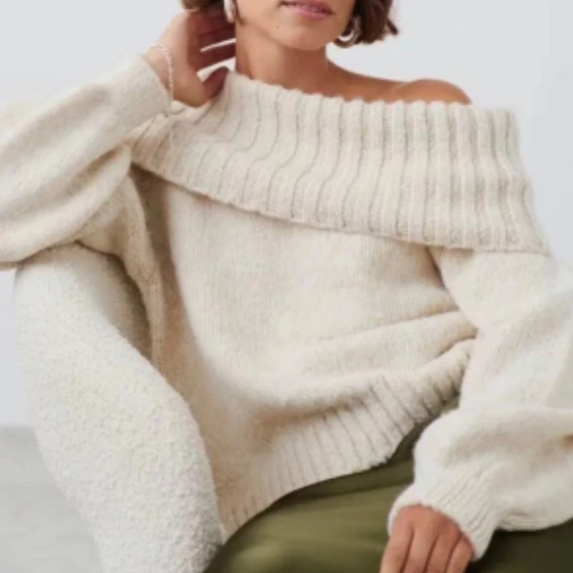 Offshoulder stickad tröja i grå  - 1