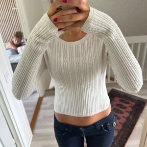 Stickad söt topp - Supersöt lite kortare tröja💓Står ingen storlek men skulle gissa på xs/s. Jätte fin att ha i sommar💕Återpublicerad annons. Kolla gärna in min profil💕