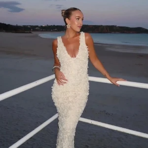 Balklänning - Super fin ljusrosa/krämvit balklänning, med blommigt material. 💕I storlek XS men passar mig som brukar ha S i vanliga fall! Bilderna är lånade!💕