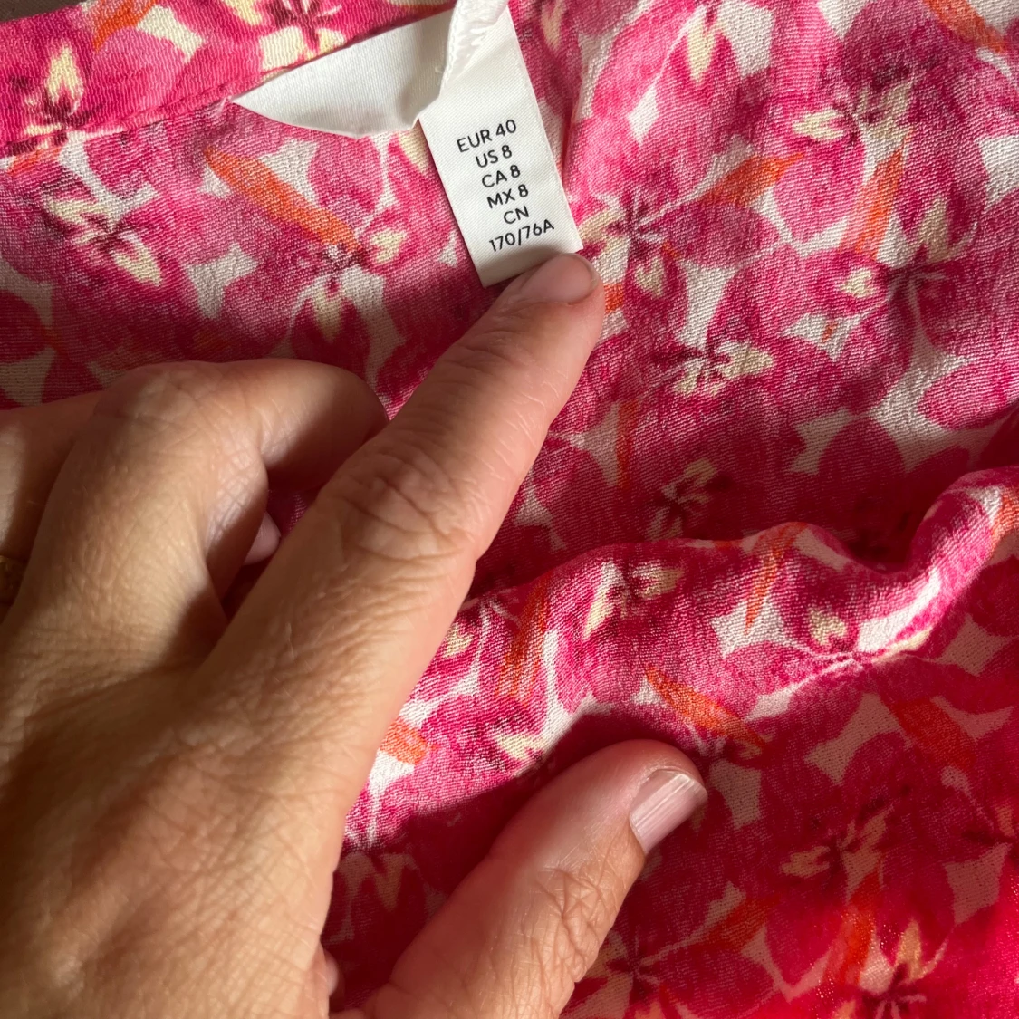 Rosa blommig långklänning i bomull - 1