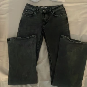 Svarta jeans från Perfect Jeans - Säljer ett par svarta jeans från Gina Tricot i storlek 36. Jeansen har klassisk femficksdesign, raka ben och normal passform. Perfekta till vardags och enkla att matcha med olika toppar.