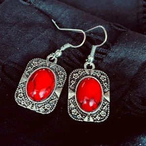 Fina vintage-örhängen med röd Japsis! - Fina vintage-örhängen med röd Japsis och antik silverlegering. Höjd: 2 cm. I fantastiskt skick!