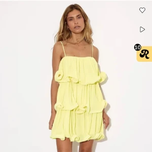 Gul volangklänning med tunna axelband - Gul klänning stl 34 från NAKD aldrig använd prislapp kvar 