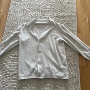 Cardigan  - En riktigt snygg och skön cardigan som inte har blivit använd, typ som ny och har inga defekter.   Hör av er vid andra frågor 🙂