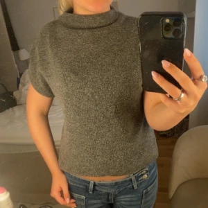 Grå stickad topp från Lindex - Trendig stickad topp från Lindex!💞 Storlek M men passar XS/S också! 