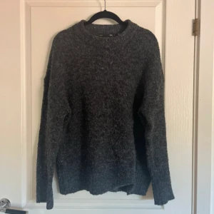 Mörkgrå stickad tröja från lager 157 - Mysig mörkgrå stickad tröja från lager 157 i storlek XS. Tröjan har en klassisk rund halsringning och är tillverkad i en mjuk blandning av polyester, akryl och elastan. Perfekt för kyliga dagar!