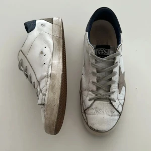 Golden goose - Säljer ett par golden goose i väl använt skick. Självklart äkta och säljer eftersom jag behöver pengar. Hör av er vid frågor! 💯