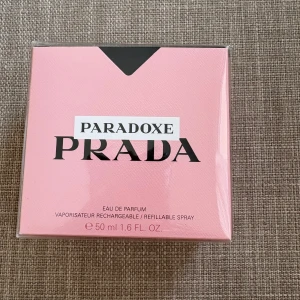 Parfym  - Paradoxe Eau de Parfum från Prada i en snygg rosa kartong med svarta detaljer. Flaskan rymmer 50 ml.  Köpt på kicks för 1525 kr