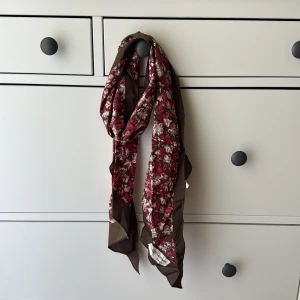 Blommig brun och röd scarf från Odile St Germain - Used but in good condition .