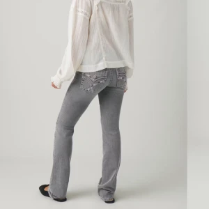 Blå Gina Tricot jeans  - OBS! JEANSEN ÄR BLÅ. Säljer dessa slutsålda jeansen från Gina Young på grund av att de är lite för små för mig 💞skriv privat för bilder 