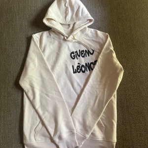 Giveno Léonce hoodie - En Giveno Léonce hoodie i Storlek M, används några gånger men i super fint skick. Bara att höra av sig för frågor eller funderingar 