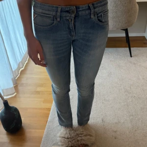 Jeans från replay  - Säljer låhmidjade jeans från replay, de är rätt skinny men kan bli lite mer utsvängda på någon kortare. Är 173 cm!🥰
