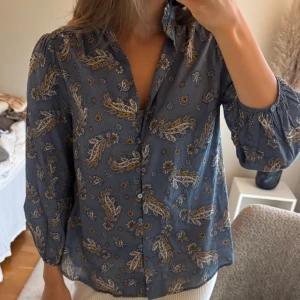 Skjorta/blus - Säljer skjorta/ blus med mönster! Passar mig med s.