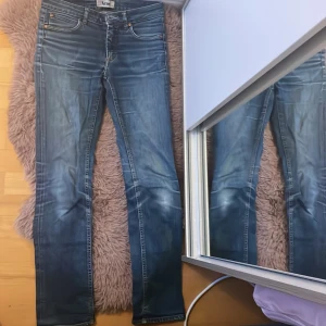 Blå raka jeans från Acne - Snygga blå jeans från Acne med klassisk femficksdesign och raka ben. Jeansen har normal passform och är tillverkade i denim med lätt tvättad look. Perfekta för en stilren vardagsoutfit. Storlek 29/32 och är unisex. Hör av dig om du har frågor eller funderingar💕