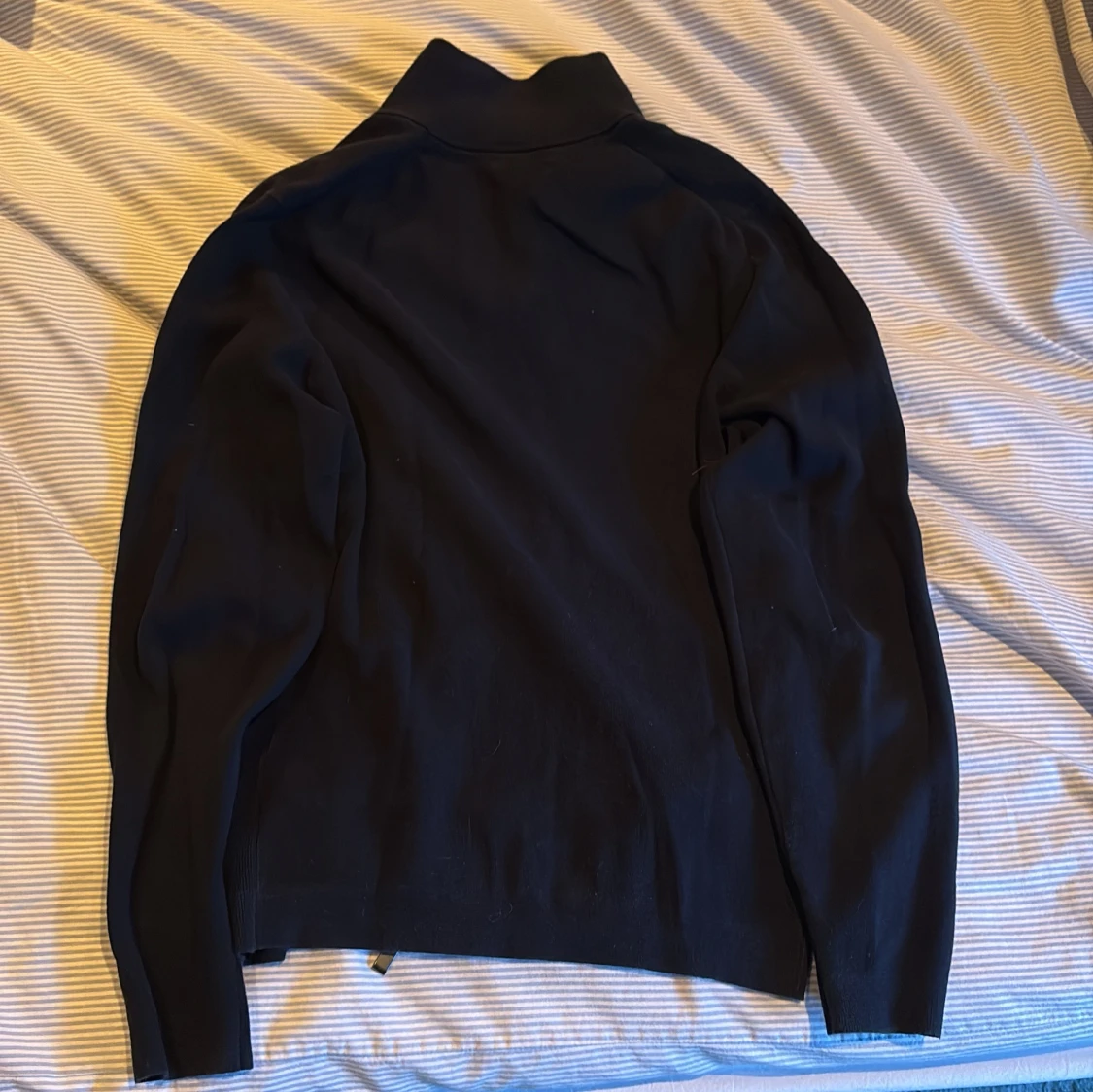 Marinblå stickad kofta med dragkedja från Massimo Dutti - 1