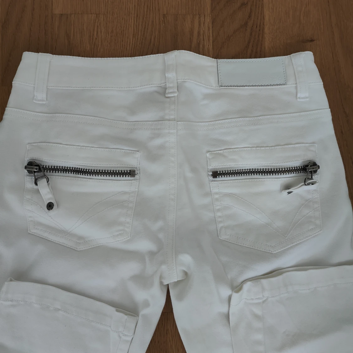 Vita byxor från ONLY med dragkedjor - 1