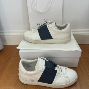 Valentino Garavani Open sneakers vit/navy - Tjena! 🙌 storlek 45 skorna har inga defekter men man kan se att de är använda, lite cresade osv, box, dustbag och en valentino påse ingår med skorna, fråga gärna vid funderingar. ‼️frakt inom 24 alltid 🙌 priset är diskuterbart vid en snabb affär. 