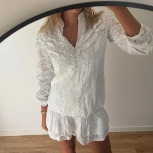 Super sött set - Så fint set med topp och kjol från by design i storlek S!! Passar perfekt nu till sommaren 💓💓