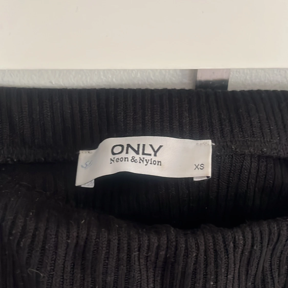 Svart ribbad långkjol från ONLY - 1