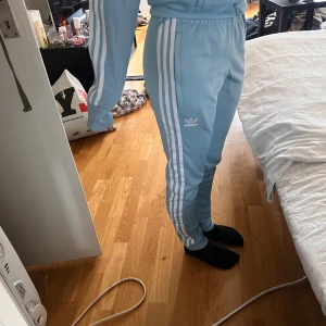 Ljusblått Adidas sett - Säljer ett ljusblått Adidas sett. Använt en gång 