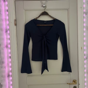 fin marinblå knyt topp/tröja från gina tricot!💙 - super fin knyt topp från gina tricot i storlek xs!💙 köpte den från en annan användare här på plick! den har ett hål i höger arm men om ninfrågar mig syns den knappt🙌🏼