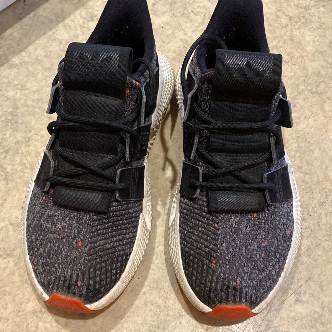 Adidas Prophere sneakers med svart och orange detaljer - 2