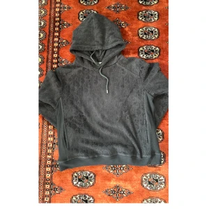 DIOR HOODIE - [DIOR OBLIQUE HOODIE] Passar M och har inga skador. Kom gärna med prisförslag i DM. Obs typsnittet är pga plicks ratio på bilder. Bara att skriva i dm vid frågor eller funderingar!