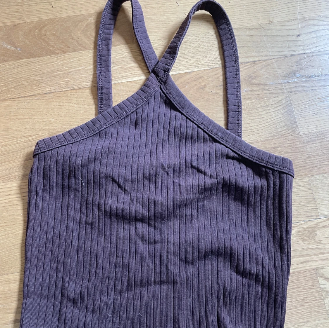 Brun ribbad linnetopp från Gina Tricot